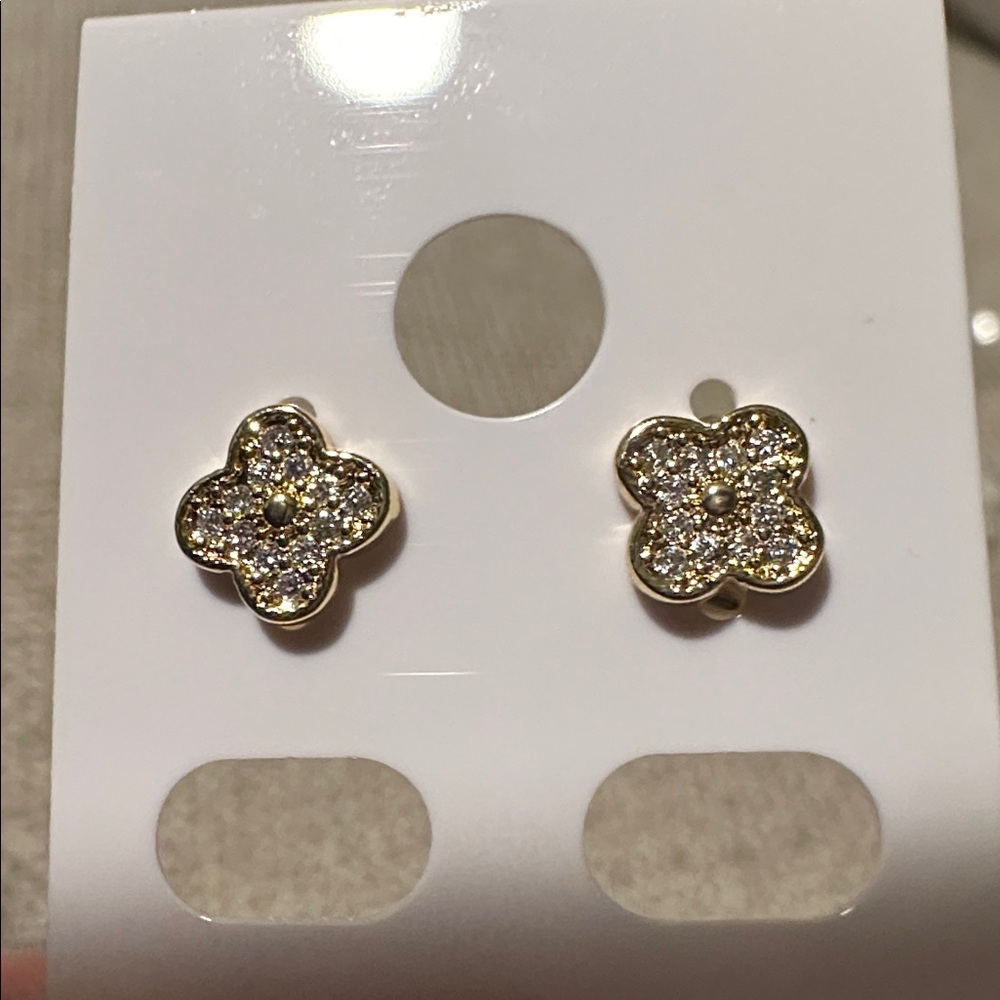 Elegant Gold Flower Stud Earrings NEW - Picture 2 of 3
